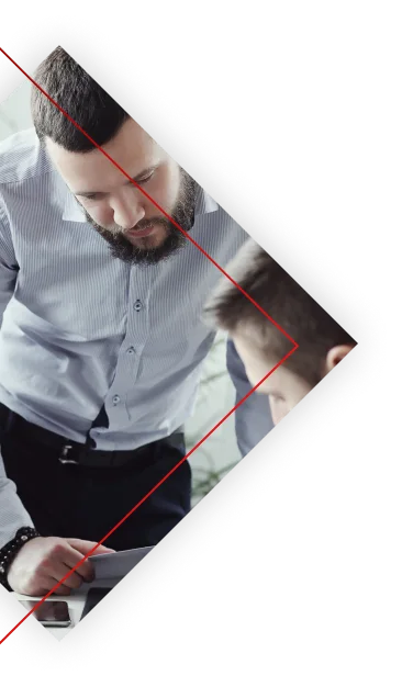 Personas analizando